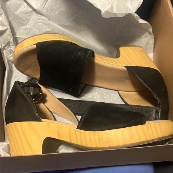 Dr. Scholl's Black and Tan Sandals with Wedge Heel - Picture 5 of 8